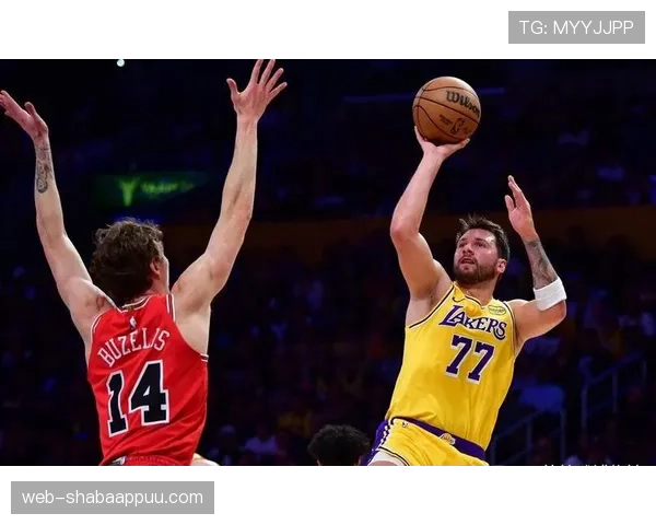 米德尔顿突破创造高效得分，拉开与东契奇关键分差